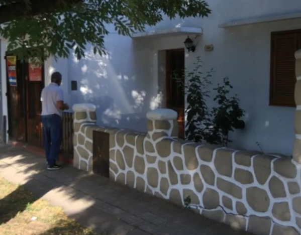 Desvalijaron una casa en Los Hornos mientras su dueña salió al supermercado