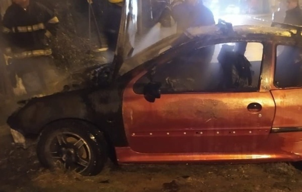 Estacionaron su auto en frente de su casa en Berisso y a los minutos comenzó a incendiarse: aún no se conocen los motivos