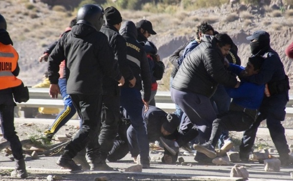 Al menos 25 personas quedaron detenidas en Jujuy tras la violenta represión policial