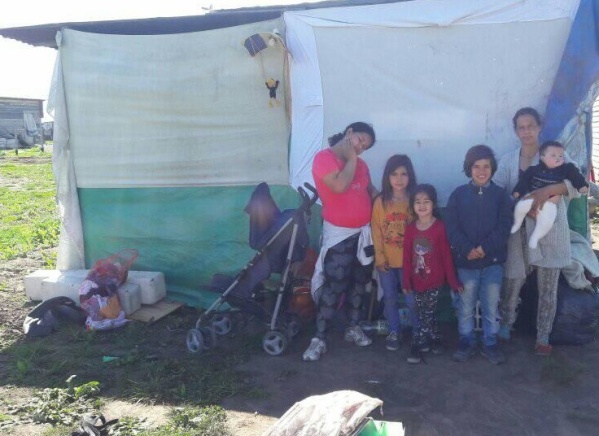 Fueron desalojadas junto a sus bebés en La Plata, viven en un terreno prestado y pasan los días mojadas y con frío