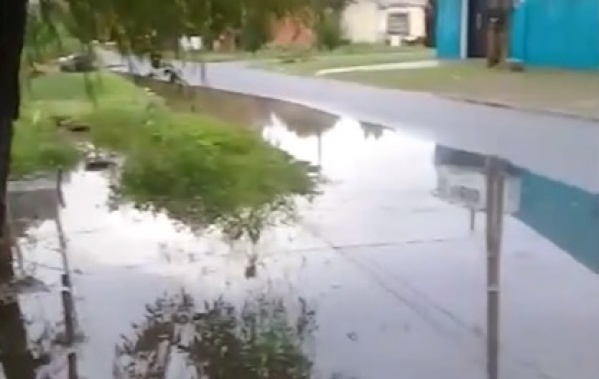 "No nos dan bola": El drama de los vecinos de Villa Elvira tras la lluvia