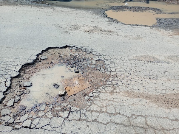 Dos pozos en un barrio de La Plata complican la normal circulación de los vecinos y genera molestias