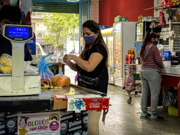 Presentan una canasta de productos frescos para comercios de barrio: cómo saber los precios y dónde encontrarlos