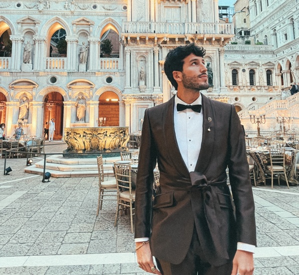 El percance de Sebastián Yatra en un evento de Dolce & Gabbana