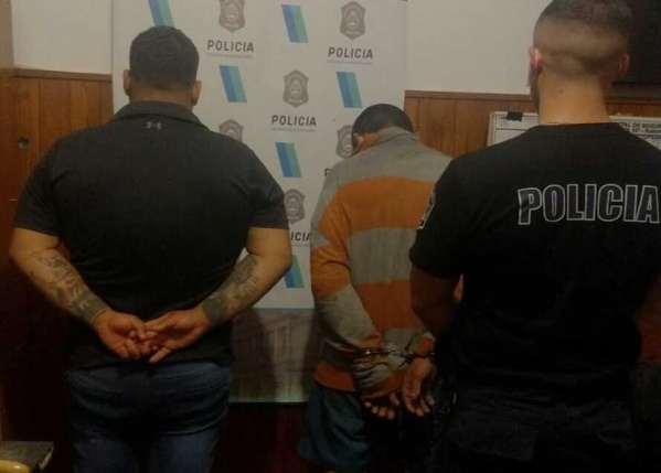 Hacían movimientos "sospechosos" por City Bell, los frenó la policía y llevaban 124 mil pesos en el auto