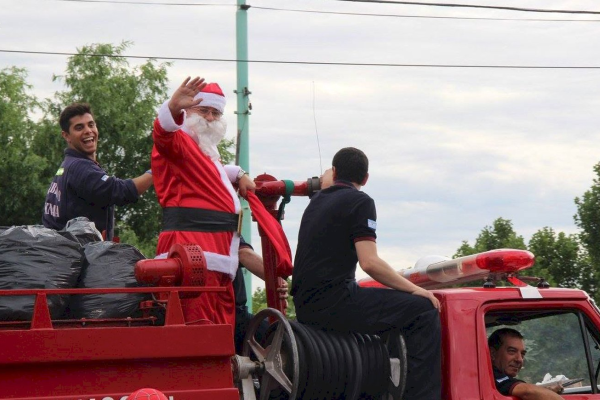 Los Bomberos Voluntarios de Ensenada lanzaron la venta de empanadas para recaudar para la “gran recorrida de Papá Noel”