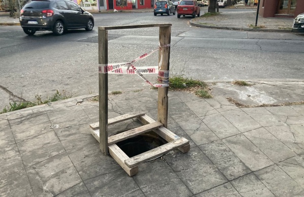Vecinos de la zona de plaza Belgrano reclaman por un "hueco" en el medio de la vereda