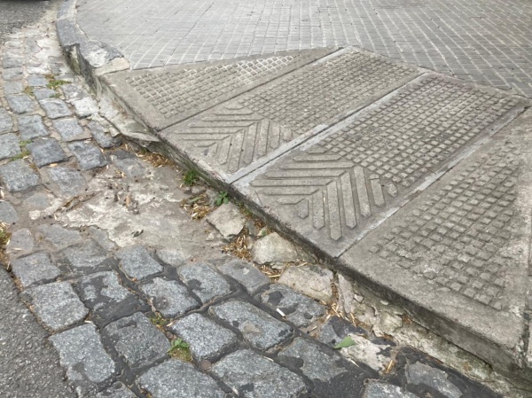 Vecinos enfurecidos en La Plata ante la falta de mantenimiento de las rampas