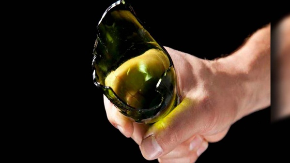 Denunciaron a una mujer por amenazar con una botella rota a una adolescente en La Plata