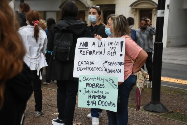 Reforma de la Caja de Odontólogos: el debate llegó a la Legislatura Bonaerense con una protesta y acusaciones cruzadas