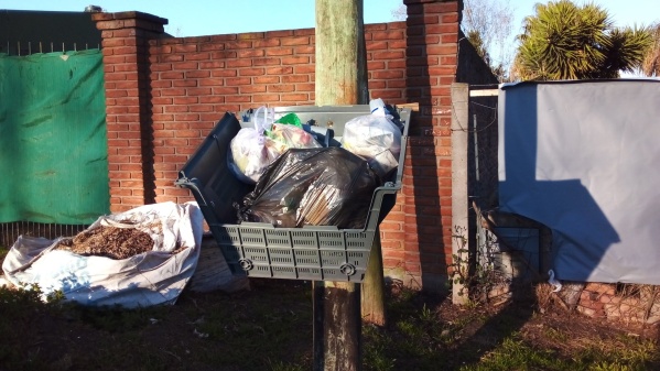 Vecinos de Altos de San Lorenzo reclamaron por "canastos llenos de basura"