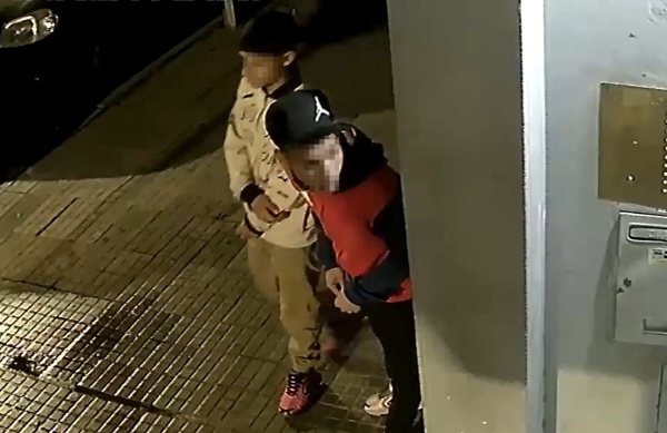 Dos jóvenes se robaron una moto en pleno centro de La Plata y quedaron filmados por una cámara de seguridad