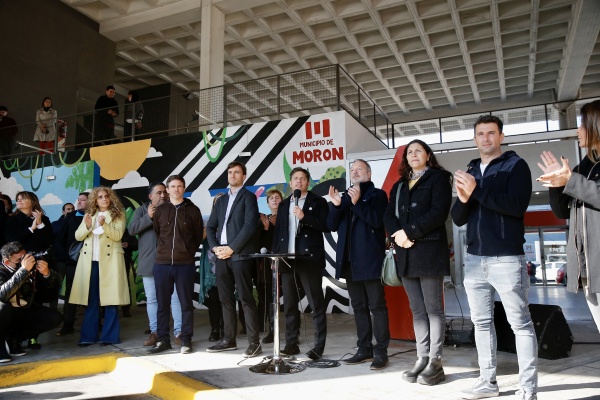Kicillof despidió a estudiantes que iniciaron su viaje de fin de curso: "Para la Provincia es algo hermoso"