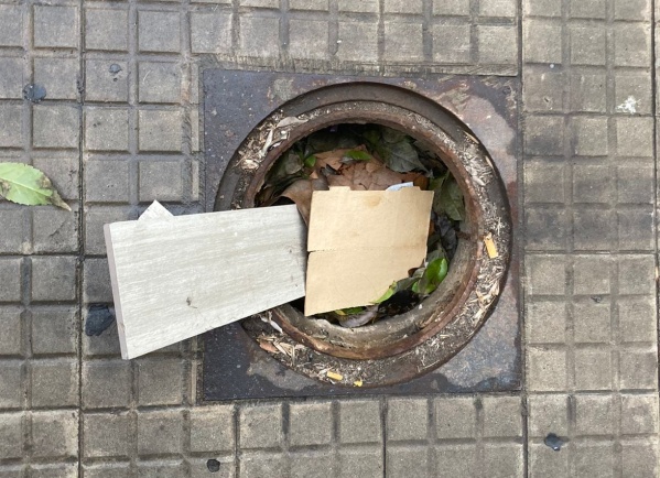 "Tapado as&iacute; nom&aacute;s": Vecinos del centro platense denuncian la falta de arreglos