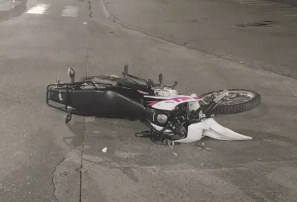 Un motociclista murió y dos resultaron heridos tras un choque entre motos en Ensenada