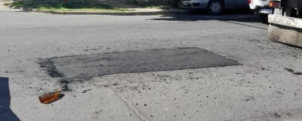 Vecinos de Los Hornos reclaman por los baches que son tapados con parches de cemento
