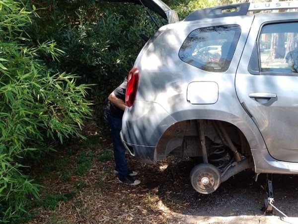 Los "robaruedas" causan estragos en Villa Elisa: atacaron a tres vehículos afuera de una escuela y hay reclamo por seguridad