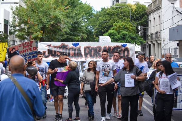 Con el papá de Kim Gómez al frente, así fue la marcha de los vecinos para pedir más seguridad en La Plata