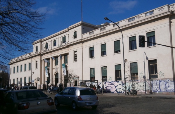 Fue a estudiar a la biblioteca frente a Plaza Rocha y la sorprendió una "costumbre" de los estudiantes: "¿Quién me enseña?"