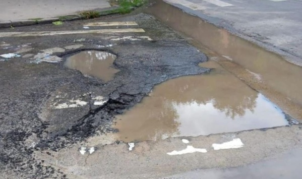 En la esquina de 13 y 63 reclaman que se cubra un gran pozo que está repleto de agua