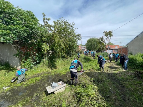 El Gobierno bonaerense realizó importantes tareas de limpieza para reducir el riesgo de inundaciones en un barrio de La Plata