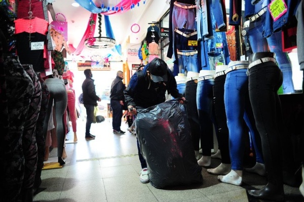 Son marido y mujer, no tienen trabajo y se les ocurri&oacute; organizar viajes a Once y Flores para juntar dinero