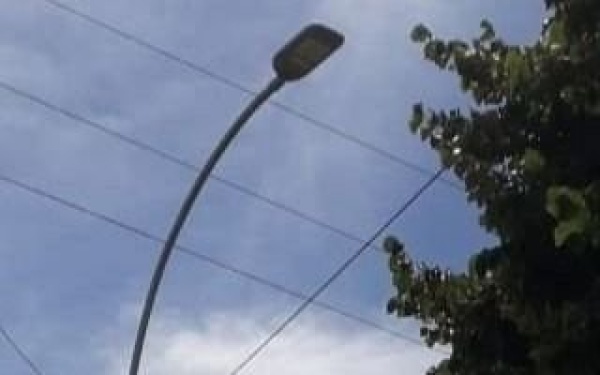 Vecinos de Gonnet reclaman por un poste de luz que no funciona hace días