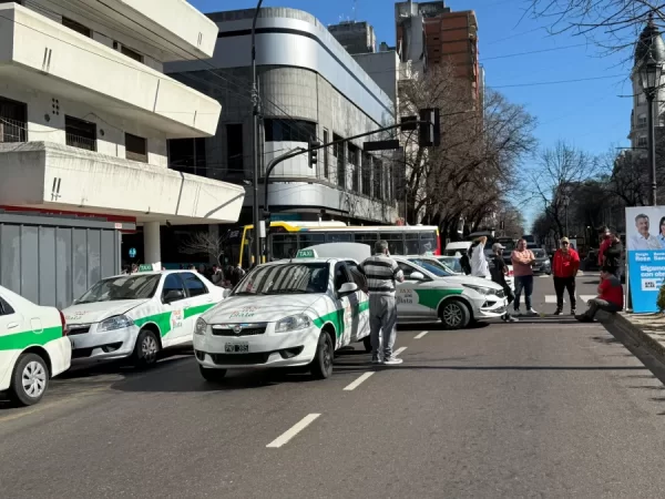 Taxistas y remiseros marcharán en La Plata contra las aplicaciones de transporte