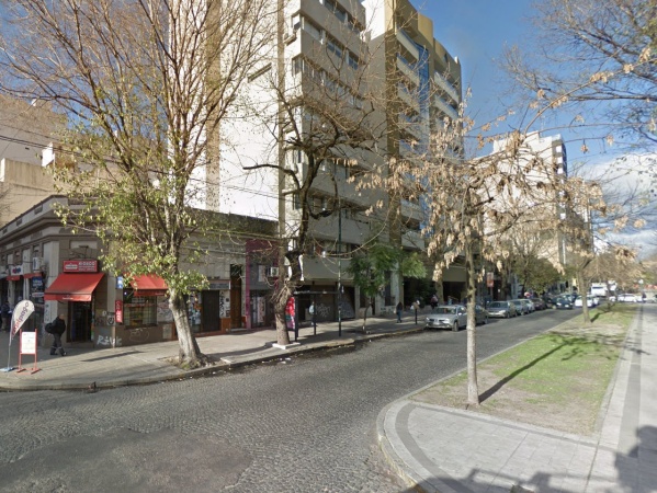 Motochorros asaltan a un hombre en pleno centro de La Plata y escaparon generando un caos en el tránsito