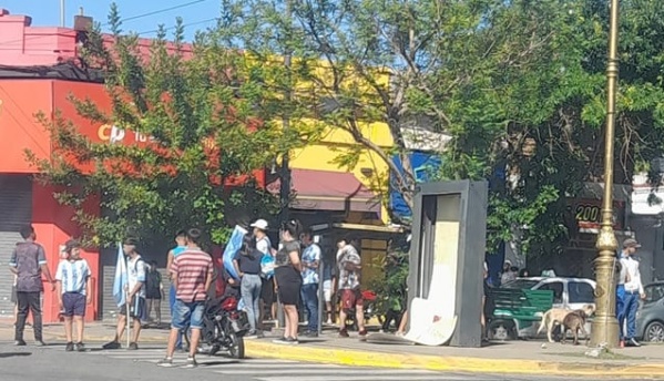 Vecinos de Los Hornos reclaman por las roturas de los carteles de publicidad