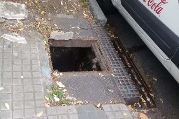 Malestar entre los vecinos del centro por una tapa faltante: "Se puede caer alguien"