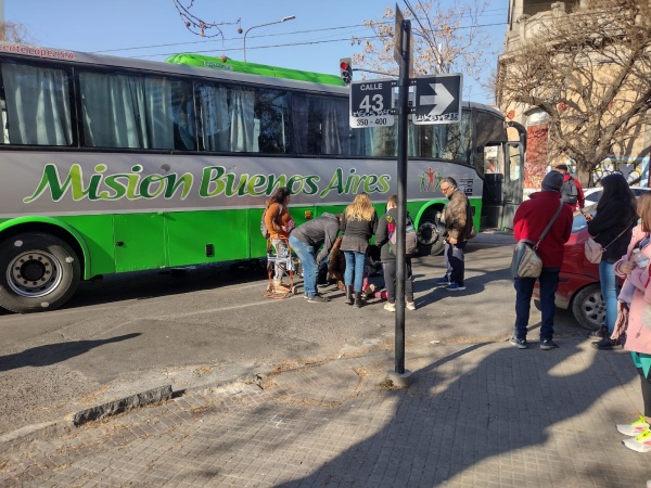 Sustazo en 2 y 43 por un accidente protagonizado por el micro Misión Buenos Aires: una señora terminó en el piso