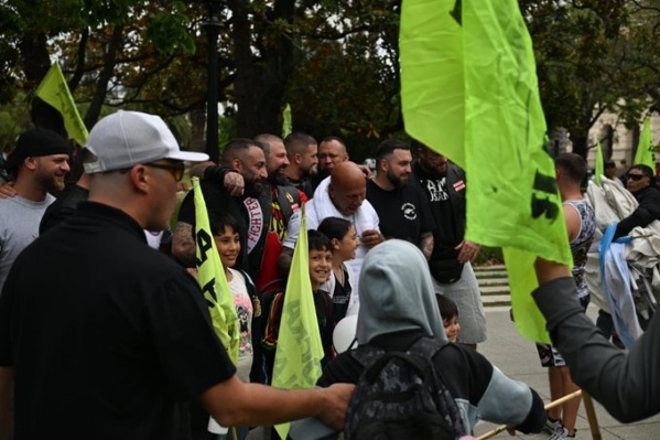 Insólito encuentro en La Plata: los Hells Angels posaron con obreros de la UOCRA antes de la marcha por el Día de la Lealtad