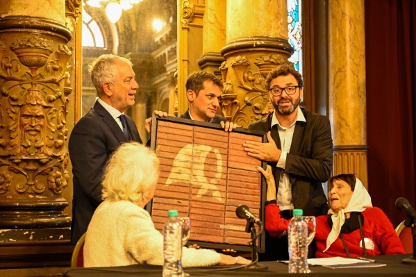 Baldosas de Plaza San Martin con memoria: las imágenes del emotivo acto con Taty Almeida y Estela de Carlotto