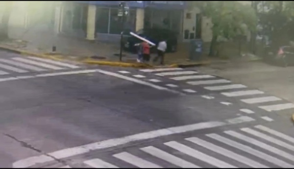 Un auto circuló por la vereda de 15 y 34 en medio de una persecución policial y de milagro no terminó en una tragedia