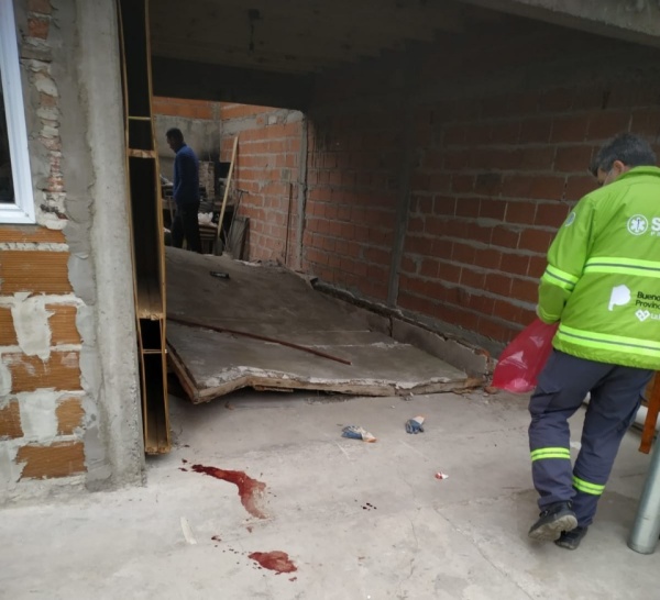 Se derrumbo una pared de una casa de Los Hornos: falleció una persona y otra resultó herida