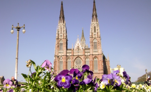 Una multitud se acercó a la Catedral de La Plata a festejar la misa de Pascuas