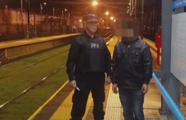 Un hombre fue detenido luego de meterse en medio de las vías del tren en la Estación de Gonnet: intentó robar cables