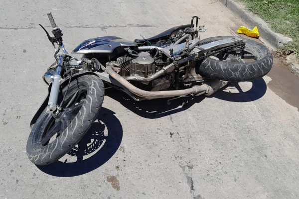 Accidente fatal en La Plata: una joven perdió el control de la moto, cayó y murió casi en el acto