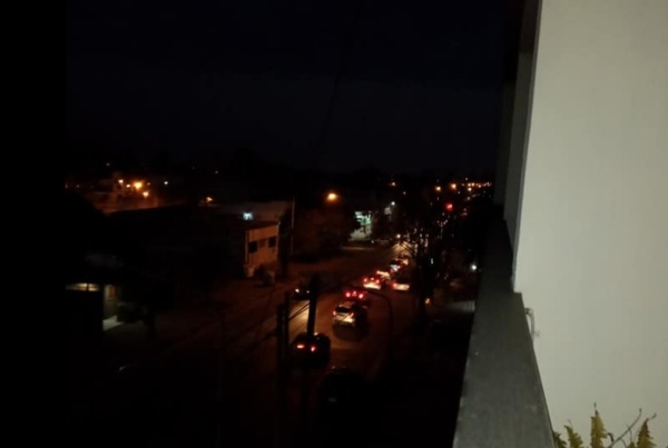 "¿Alguien sabe hasta cuándo vamos a tener que vivir en penumbras?": El reclamo de una vecina de 122 y 72