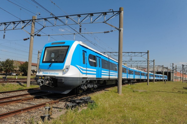 Buscan a un polic&iacute;a que viajaba en tren desde La Plata y se olvid&oacute; una pieza clave de su vestimenta