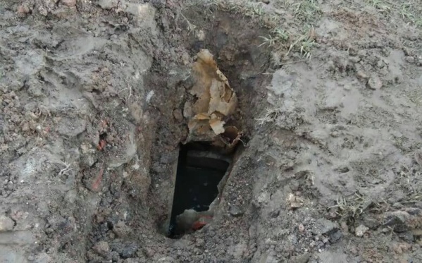 Vecinos de La Plata piden que reparen un caño roto porque cuando llueve tienen que salir en "bote"