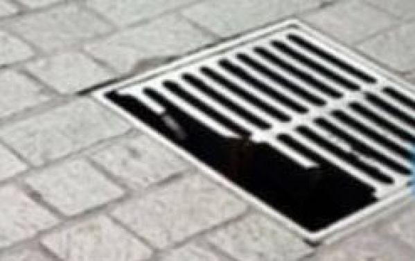 Se partió una tapa en 8 y 50 y una mujer cayó a una alcantarilla