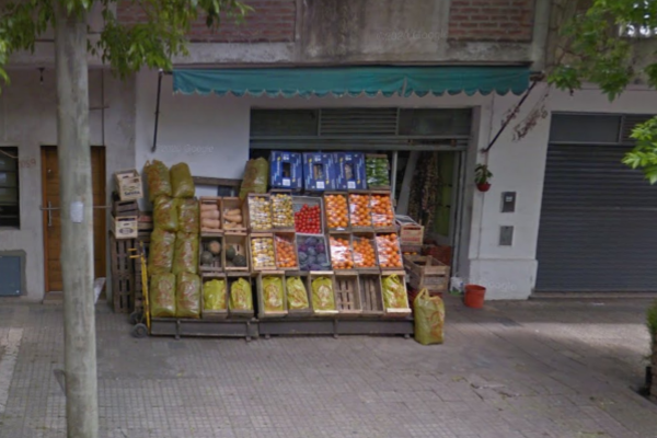 Un asalto a una verdulería de La Plata casi termina en tragedia: a uno de los ladrones se le escapó un disparo