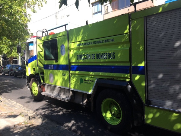 Bomberos rescataron a dos nenes de un incendio en pleno centro platense