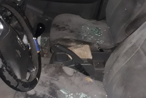 Un hombre armado cayó sobre un patrullero e hirió a una policía en San Carlos