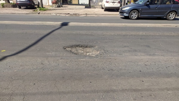 Vecinos de Los Hornos reclaman por baches en Avenida 66