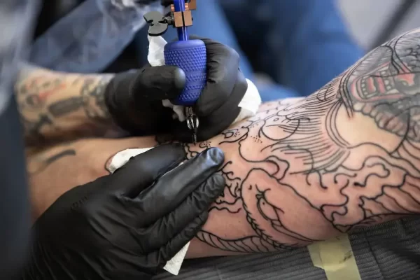 Increíble: Fue a arreglarse un tatuaje pero se lo dejaron peor de lo que estaba