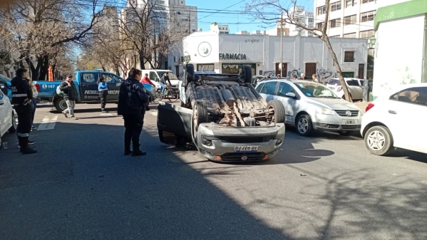 Violento choque en La Plata: dos autos terminaron destrozados