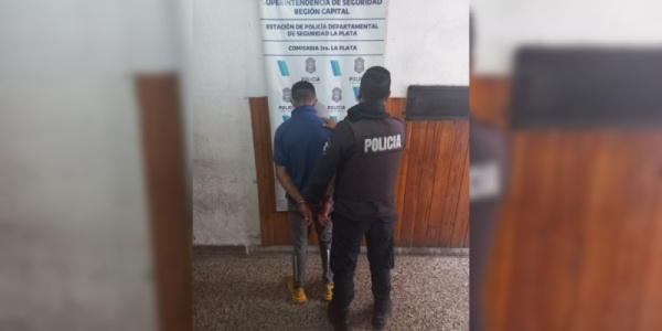 Robó una moto el Los Hornos y fue atrapado luego de una persecución